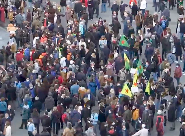 Массовые протесты против мракобесия проходят в пригороде Парижа после убийства учителя