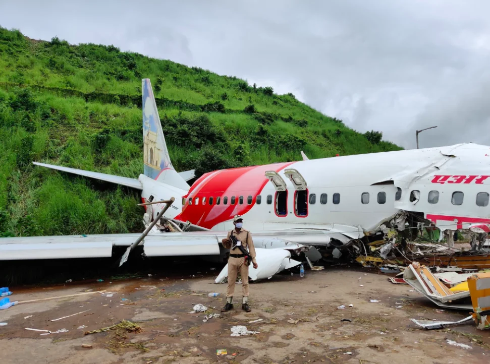 Найдены черные ящики разбившегося самолета Air India Express в Индии Найдены черные ящики разбившегося самолета Air India Express в Индии
