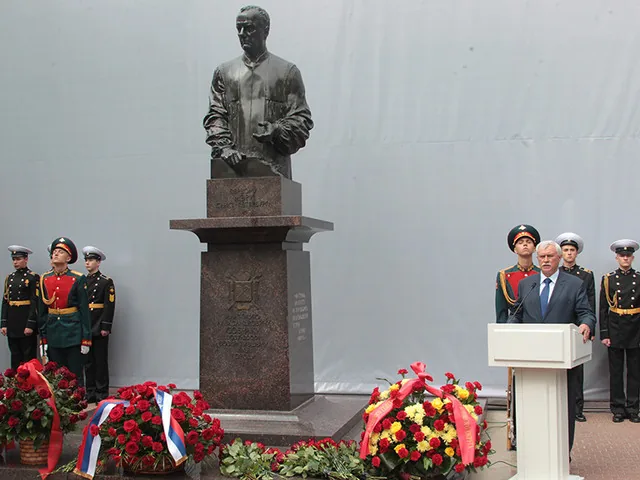 Память своего бывшего шефа Собчака Путин не приехал почтить, ограничившись букетом Память своего бывшего шефа Собчака Путин не приехал почтить, ограничившись букетом