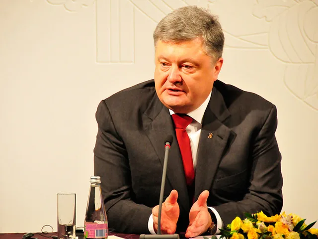 Гарантировать безопасность наблюдателям ОБСЕ призывает Порошенко