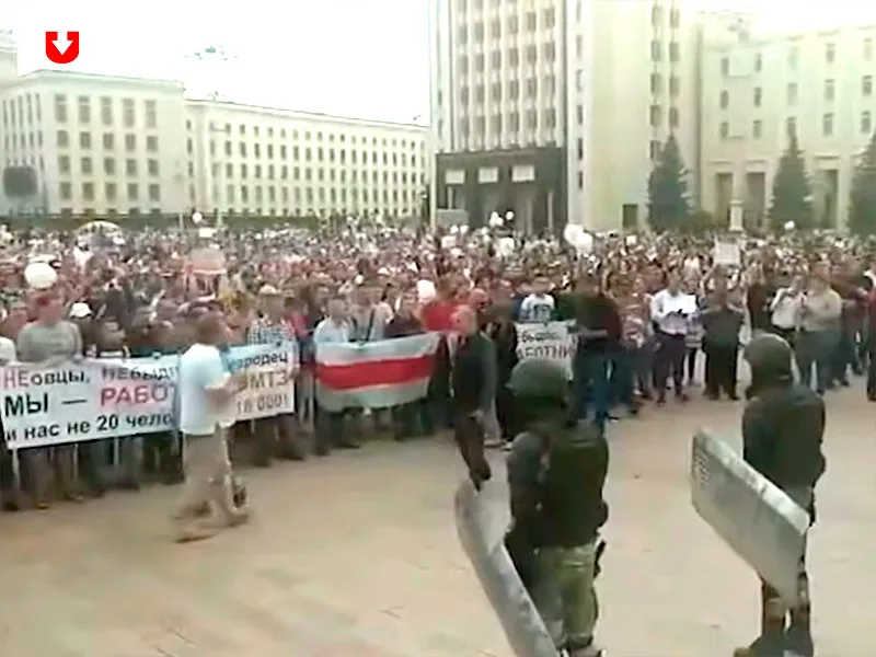 В Минске прошел многотысячный митинг у здания правительства. Он завершился минутой молчания