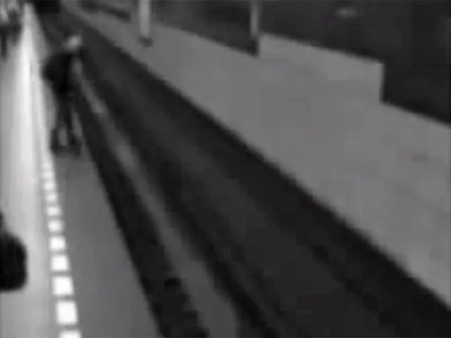 Под поезд чешского метро упала "усталая" пассажирка, но вылезла невредимой. ВИДЕО