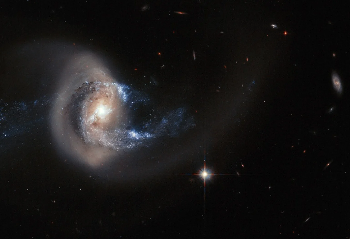 Космическую золотую петлю из звезд сфотографировал телескоп Hubble
