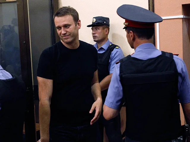 "Да троллят вас, хомячков". Блоггеры бурно спорят, гадая, почему отпустили Навального