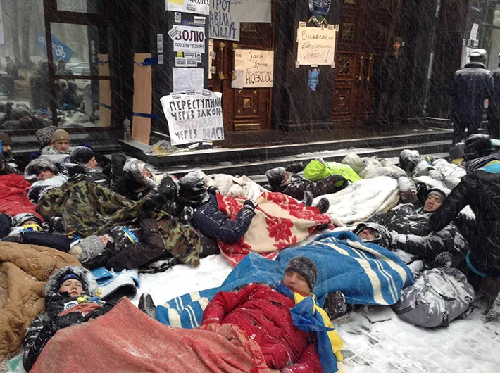 Снова устроили лежачий протест под Генпрокуратурой активисты Евромайдана Снова устроили лежачий протест под Генпрокуратурой активисты Евромайдана