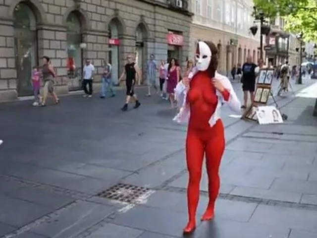 Сербская художница устроила голый перформанс в центре Белграда. ВИДЕО