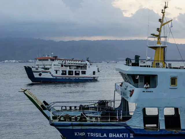 В Индонезии жертвами кораблекрушения стали не менее девяти человек В Индонезии жертвами кораблекрушения стали не менее девяти человек