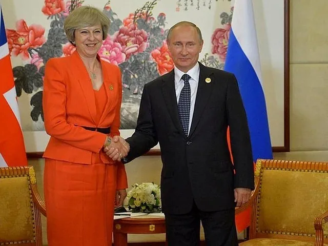 Встретившись с Путиным, британский премьер дала понять, что Лондон не может взаимодействовать с Москвой “в привычном режиме” Встретившись с Путиным, британский премьер дала понять, что Лондон не может взаимодействовать с Москвой "в привычном режиме"