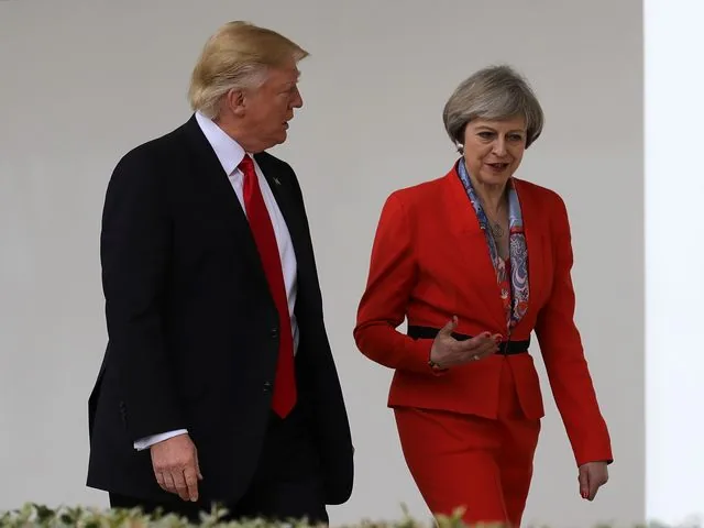 Трамп на встрече с Терезой Мэй пообещал выполнять обязательства по NATO Трамп на встрече с Терезой Мэй пообещал выполнять обязательства по NATO