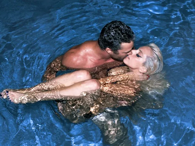 "Голое" фото опубликовала Lady GaGa, сообщив о новом романе и новом альбоме