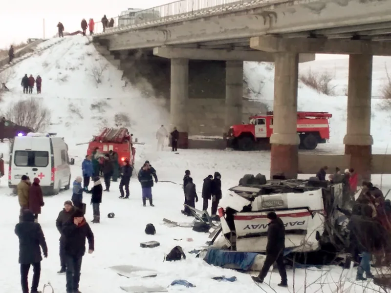 В Забайкалье автобус с 43 пассажирами рухнул с моста на лед: уже 21 погибший. ФОТО