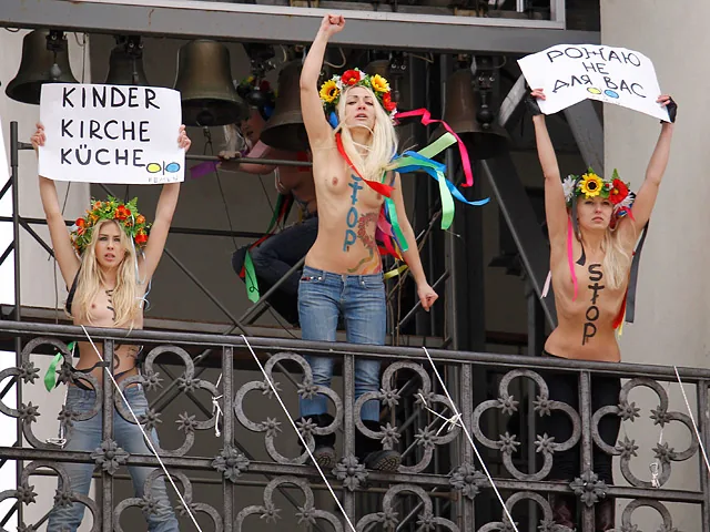 FEMEN обнажились на колокольне Софии Киевской. ВИДЕО
