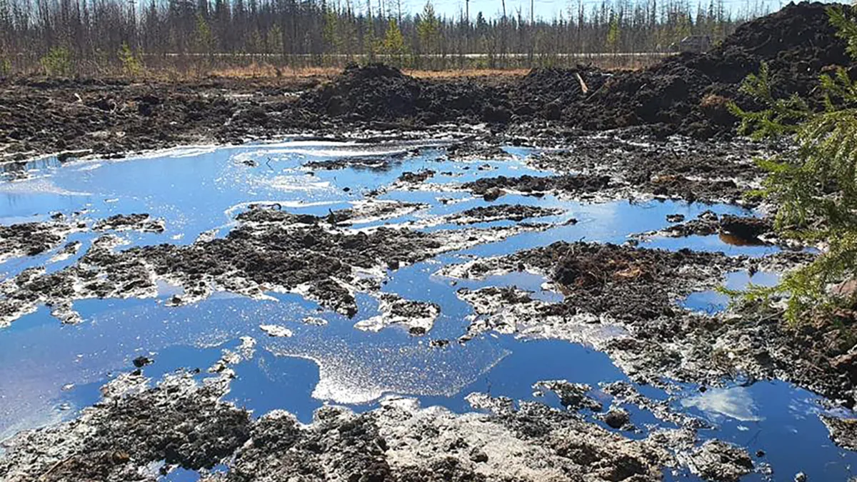Из-за аварии подземного трубопровода разлилось 3 тыс. куб. м нефти на Ямале