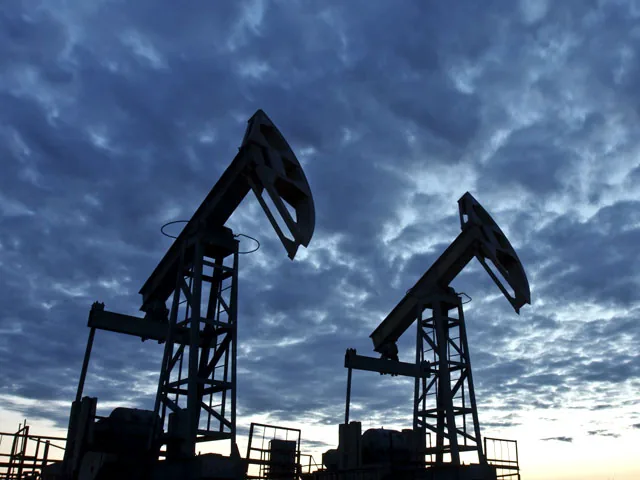 Обвал цен на нефть продолжается. В Китае упал фондовый рынок