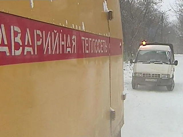Замерзают 12 тысяч человек - в Колпино прорвало трубу отопления