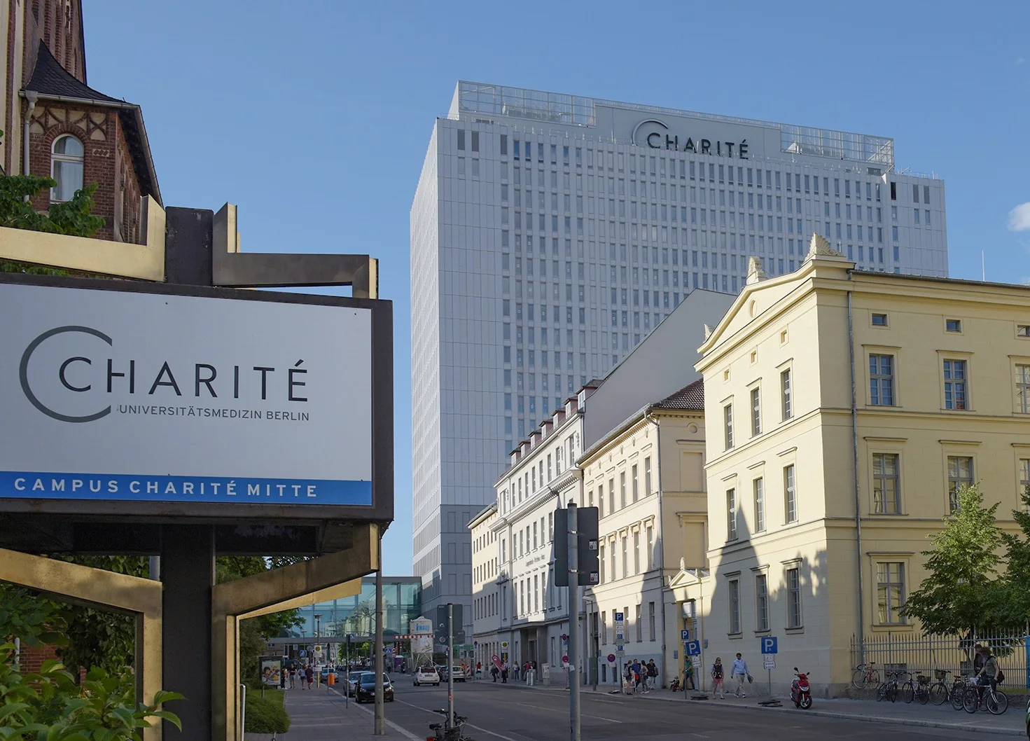 Меркель посещала Навального в клинике Charité
