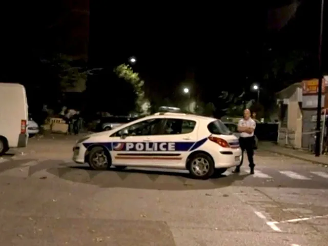 Возле мечети во Франции неизвестные в масках расстреляли верующих – восемь пострадавших Возле мечети во Франции неизвестные в масках расстреляли верующих - восемь пострадавших
