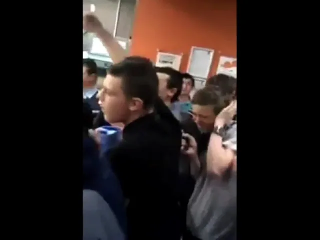 Сотня британских подростков устроила “террор в McDonald’s”. ВИДЕО Сотня британских подростков устроила "террор в McDonald's". ВИДЕО