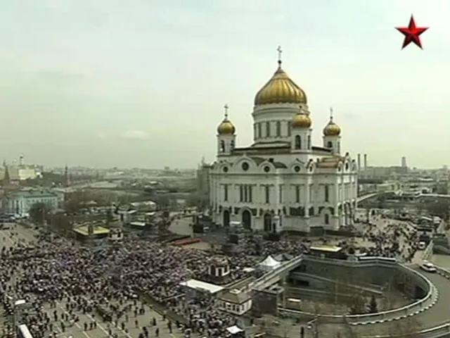 У храма Христа Спасителя начался молебен в защиту РПЦ У храма Христа Спасителя начался молебен в защиту РПЦ
