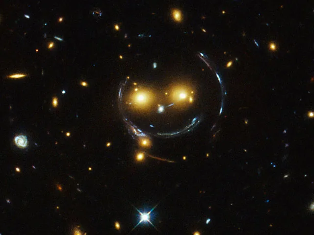 Телескоп Hubble заснял в скоплении галактик “смайлик”. ФОТО Телескоп Hubble заснял в скоплении галактик "смайлик". ФОТО