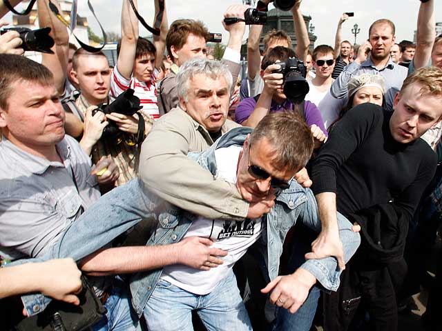 "Содом не пройдет": акцию в поддержку Pussy Riot окропили святой водой
