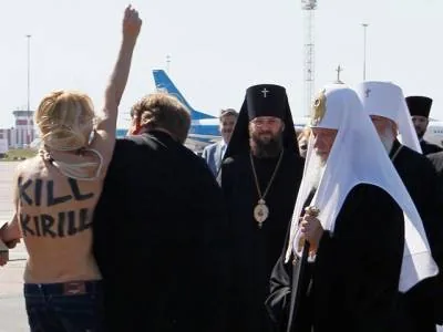 "Убить Кирилла": голая FEMENистка атаковала патриарха Кирилла в Киеве. ФОТО