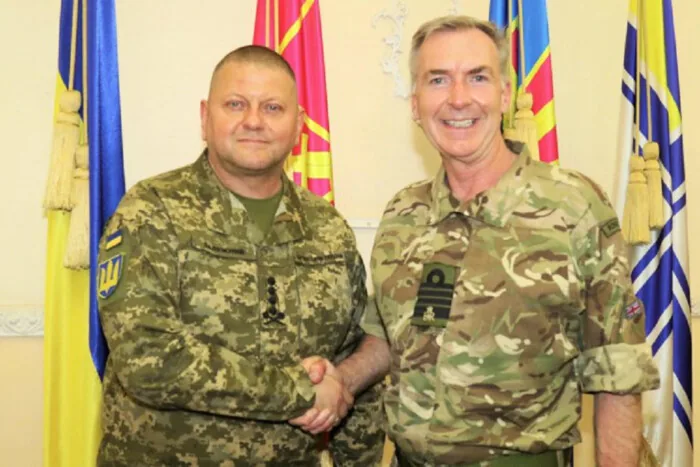 Від Міноборони Британії Валерій Залужний отримав подарунок на Різдво Від Міноборони Британії Валерій Залужний отримав подарунок на Різдво