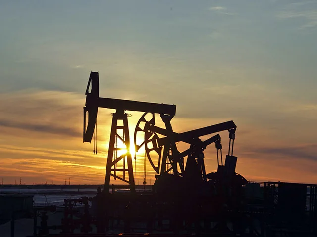 Рост запасов в США снова оказался неожиданным - нефть дешевеет