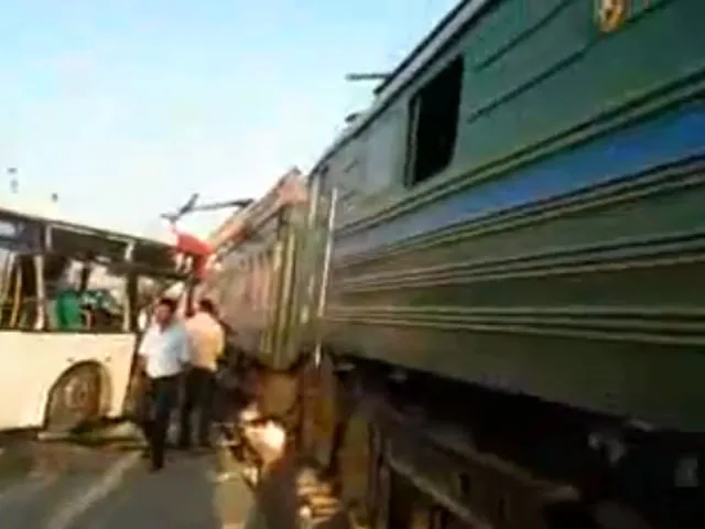 Попытался проскочить перед поездом автобус в Баку и не успел: до 16 погибших. ВИДЕО