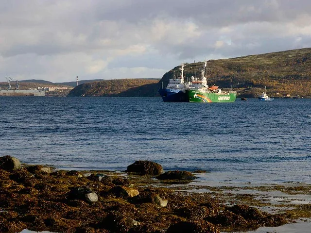 Судно может затонуть, предупредил механик арестованного ледокола Arctic Sunrise и попросился на борт