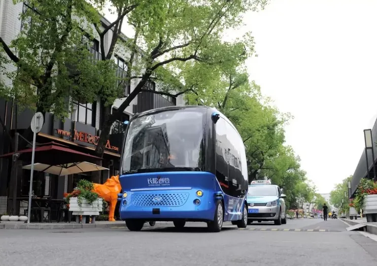 Первые автобусы-беспилотники поехали в тестовом режиме в Шанхае