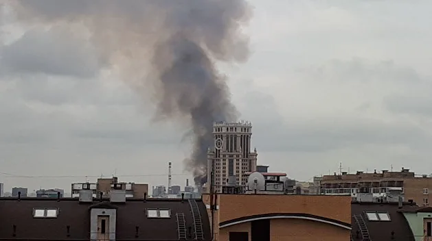 4-этажное здание у Павелецкого вокзала горит и рушится в Москве. ВИДЕО 4-этажное здание у Павелецкого вокзала горит и рушится в Москве. ВИДЕО