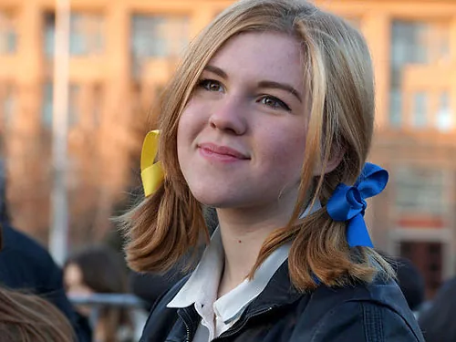14-летнюю школьницу в России вызвали на допрос в ФСБ за сине-жёлтые ленты в волосах 14-летнюю школьницу в России вызвали на допрос в ФСБ за сине-жёлтые ленты в волосах
