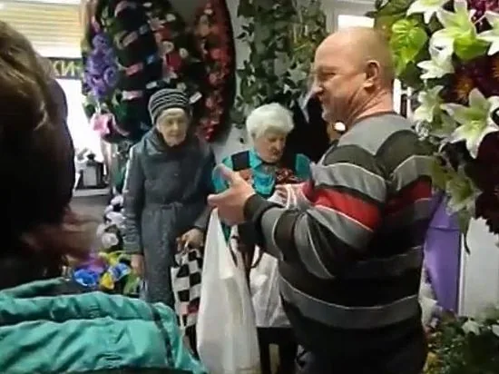 Ветеранам в России дарят скидки на похороны