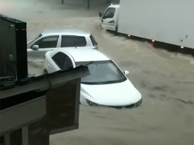Два человека погибли, подтоплены сотни домов, по улицам плывут автомобили и холодильники - наводнение на Кубани