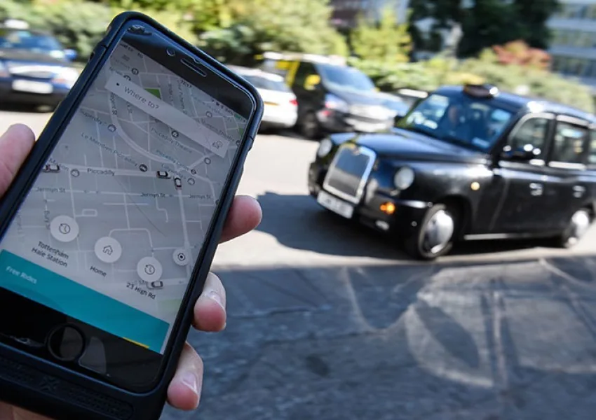 Таксистов Uber верховный суд Великобритании признал сотрудниками компании Таксистов Uber верховный суд Великобритании признал сотрудниками компании