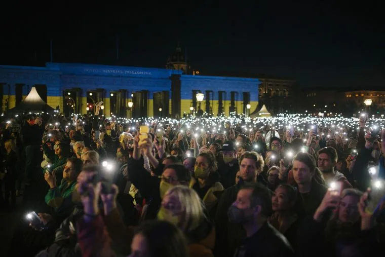 В поддержку Украины более 100 тыс. человек собрались в центре Вены на благотворительном концерте