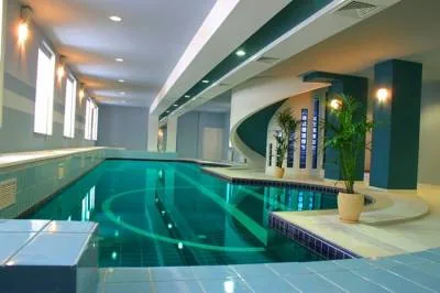 Успешный человек может посещать бассейны Москвы и ездить на дорогих автомобилях Успешный человек может посещать бассейны Москвы и ездить на дорогих автомобилях