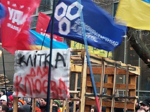 Майдан пикетирует сына Януковича и требует посадить Клюева в деревянную клетку. ВИДЕО