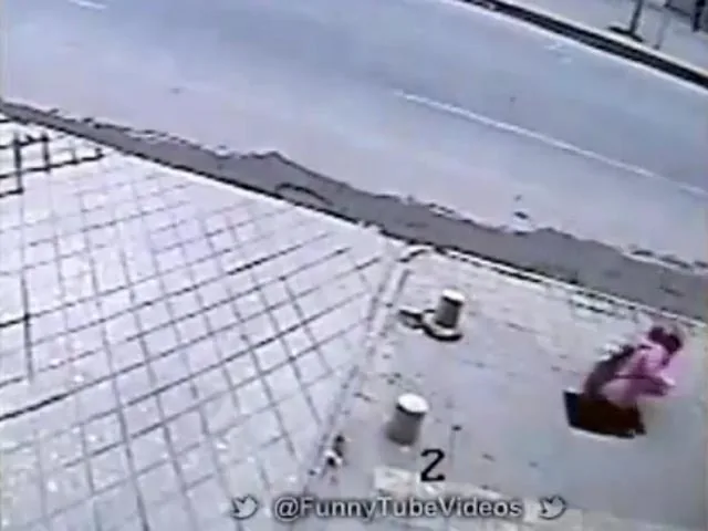 Таксист спас юную китаянку, под ногами которой тротуар провалился в бездну. ВИДЕО