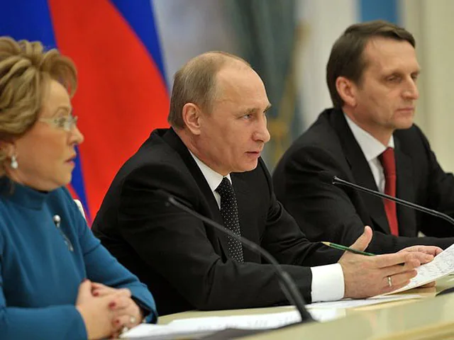 Перед “трудовым рабочим человеком” Путин сформулировал обязанность Перед "трудовым рабочим человеком" Путин сформулировал обязанность