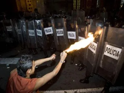 Демонстранты подожгли президентский дворец - беспорядки в Мексике