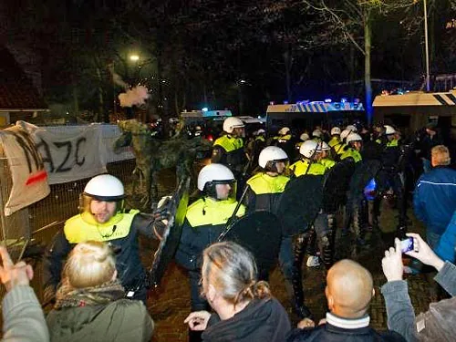 Акция протеста в Нидерландах против открытия приюта для беженцев переросла в столкновения с полицией