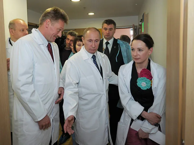 Скандал с роликами за Путина не стихает