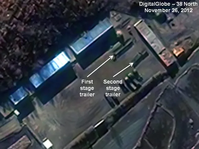 Снимают со стартовой площадки так и не взлетевшую северокорейскую ракету