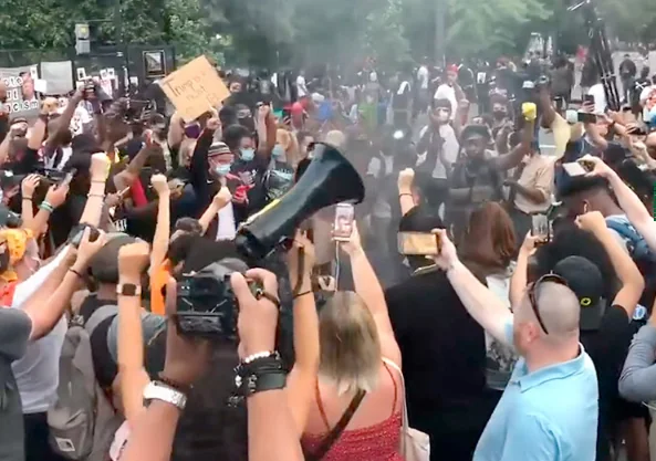 В День независимости после выступления Трампа протестующие сожгли флаг США. ВИДЕО