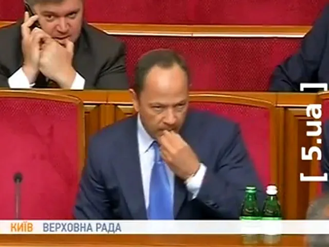 Вице-премьер Украины наклеил жвачку под стол в Раде. ВИДЕО