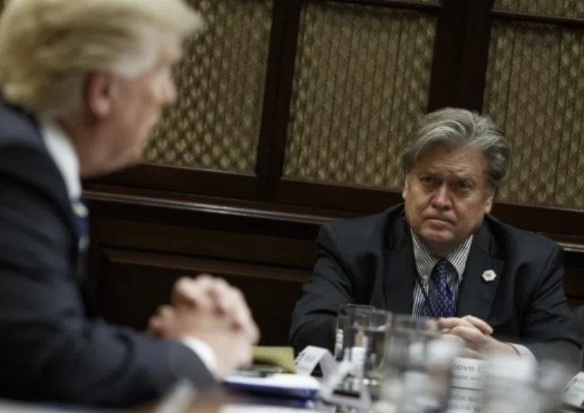 За неповагу до Конгресу ексрадник Трампа почав відбувати тюремний строк