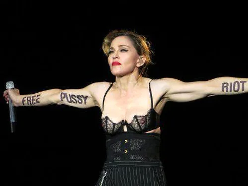 Криками: "Свободу Pussy Riot!" Мадонна прервала концерт в Ницце