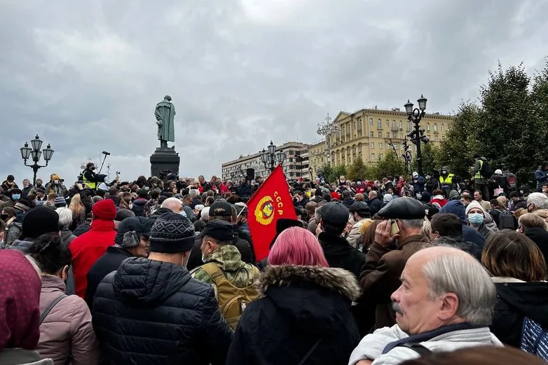 КПРФ “За честные выборы” – в Москве проходит несогласованная с мэрией акция КПРФ "За честные выборы" - в Москве проходит несогласованная с мэрией акция